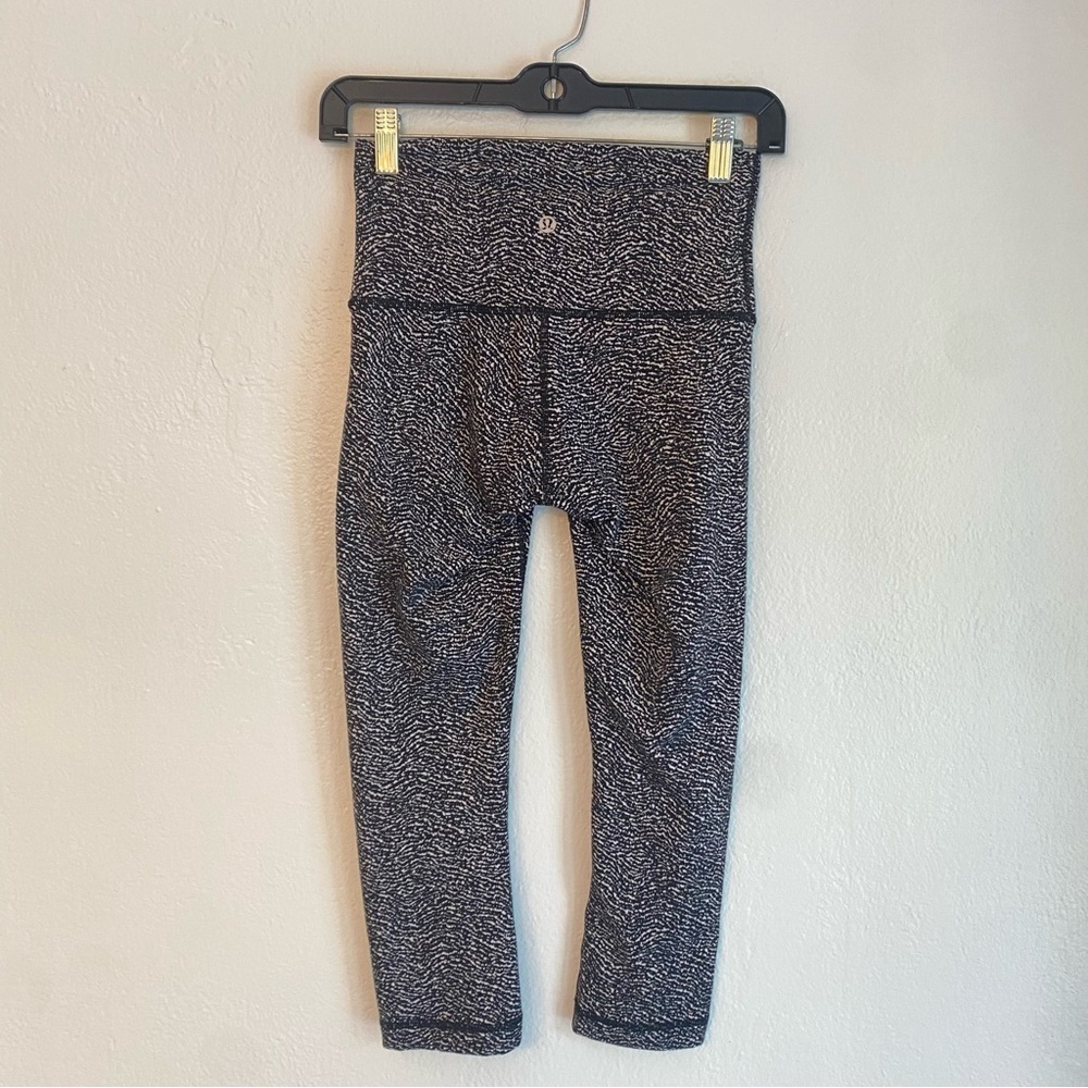 Lululemon Athletica Black and White Textured Leggings size 4 capri - Picture 5 of 6